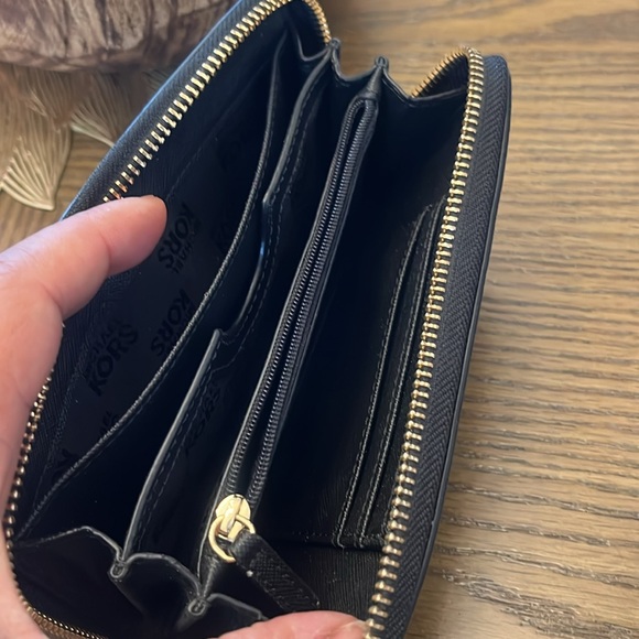 Michael Kors Zippy Wallet , EUC! - Picture 4 of 5